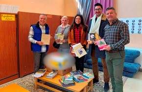 Το ΠΟΚΕΛ προσέφερε βιβλία στο 25ο Δημοτικό Σχολείο Λάρισας